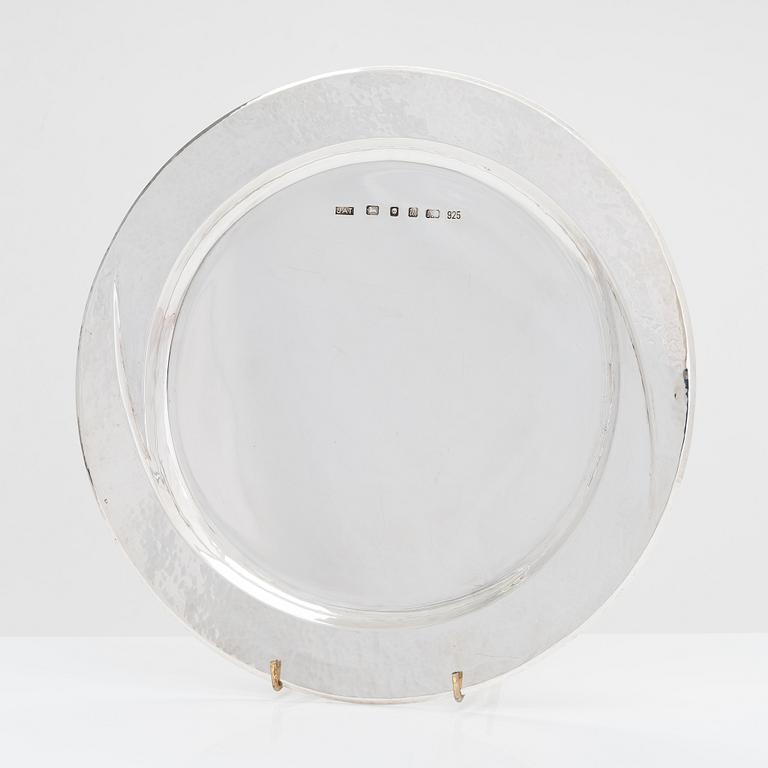 Pekka Piekäinen, bricka, sterlingsilver, för J.A. Tarkiainen, London 1996.