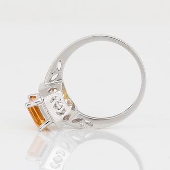 RING, 14K vitguld med trappslipad citrin, ca 1,64 ct, och åttkantslipade diamanter. Total vikt ca 3,59 g.