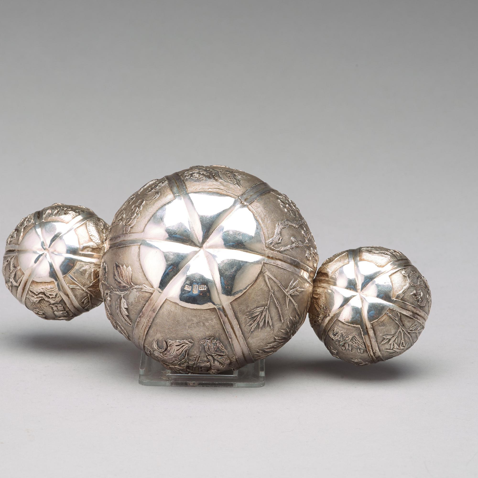 SKÅLAR MED LOCK, låghaltigt silver, Kina, 1900-talets första hälft.