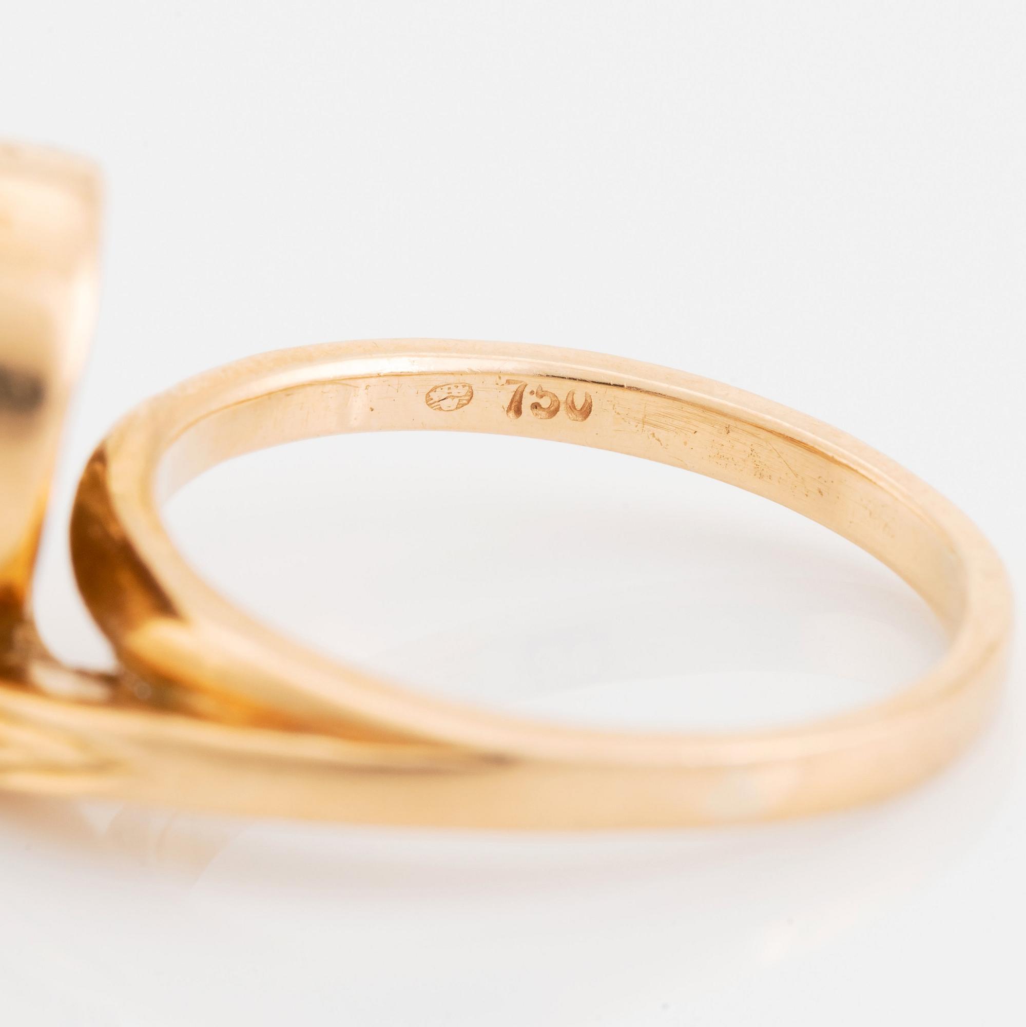 Ring 18K guld med runda briljantslipade diamanter.