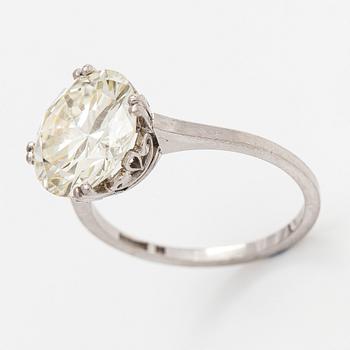 Sormus, platinaa ja briljanttihiottu timantti.