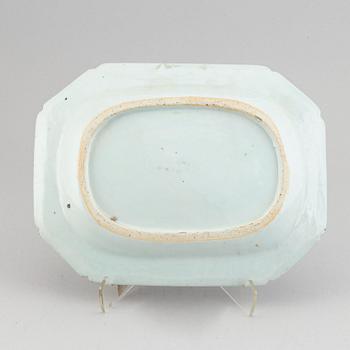 A blue and white serving dish, Qing dynasty, Qianlong (1736-95).