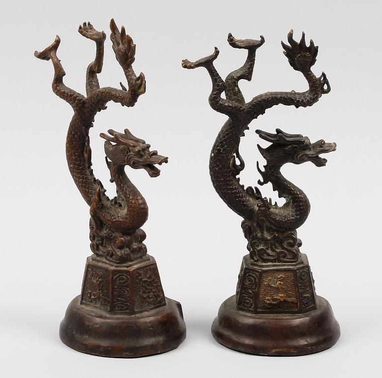 FIGURINER, 2 st, patinerad metall, Kina, 1900-tal.