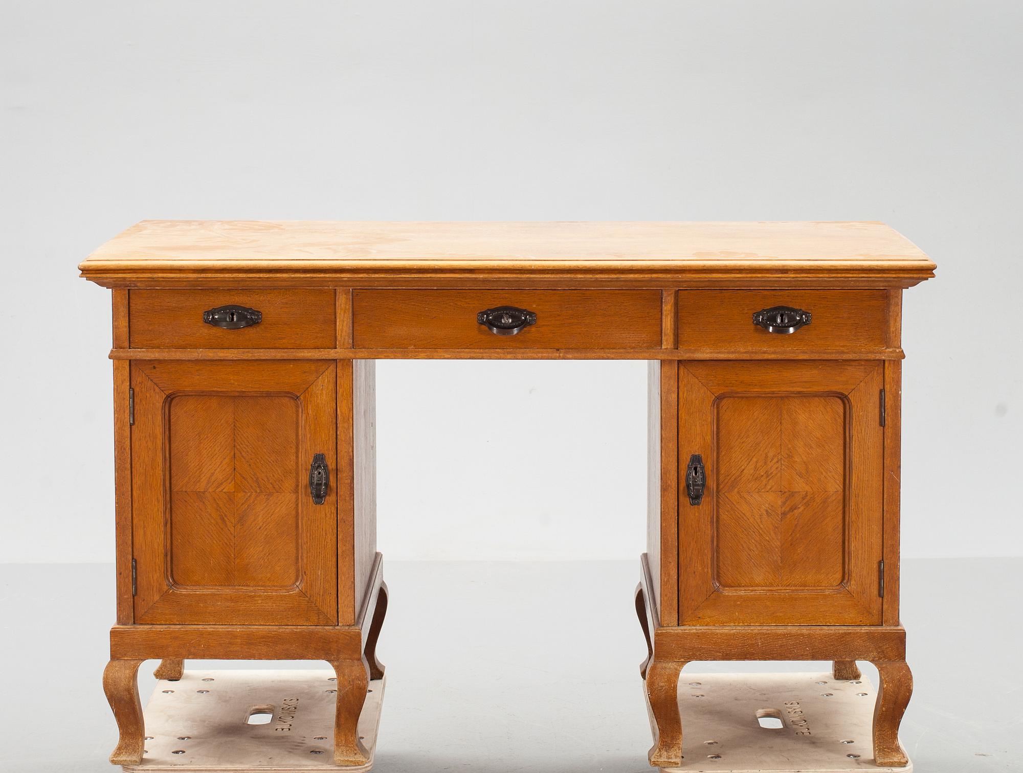 SKRIVBORD, senjugend. 1900-talets första del.