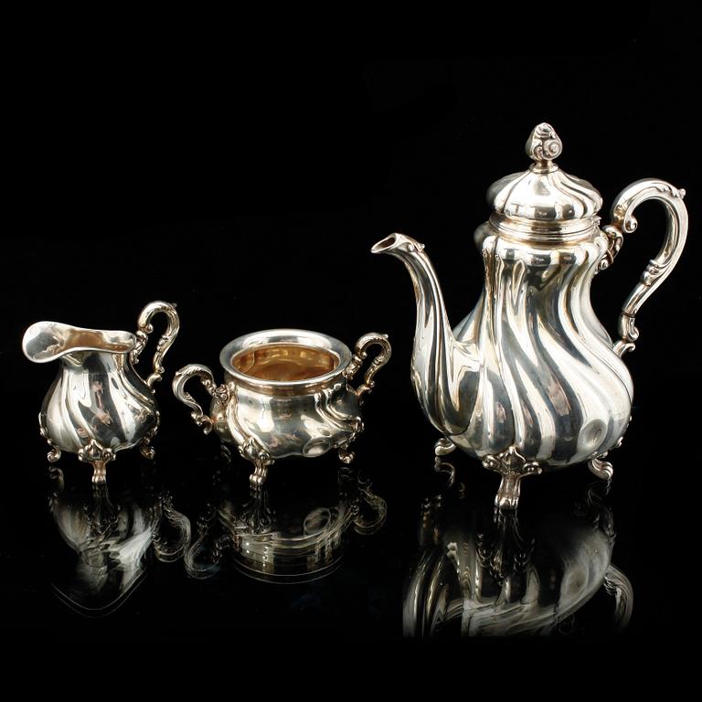 KAFFESERVIS, 3 delar. Silver. Rokokostil, 1900-tal. Importstmpl. Tot ca 1120 g.