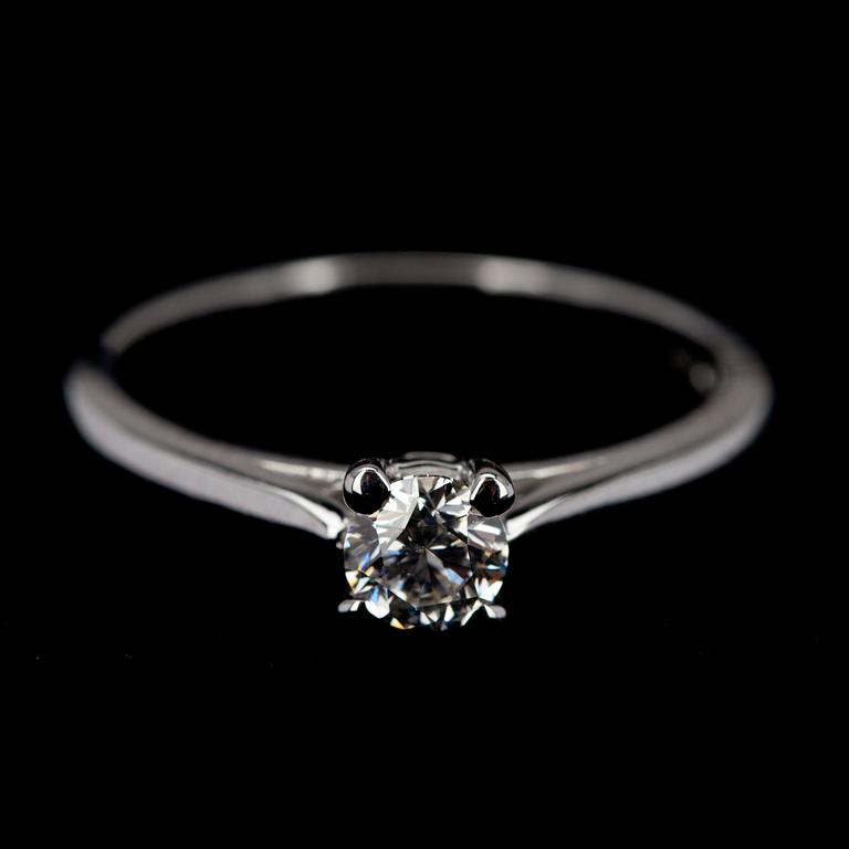 RING, vitguld 18K, briljantslipad diamant 0,35 ct. Vikt 3,8 g. Intyg.