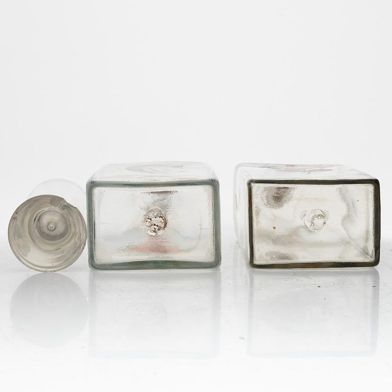 Schatull med pluntor och glas, 1800-tal.