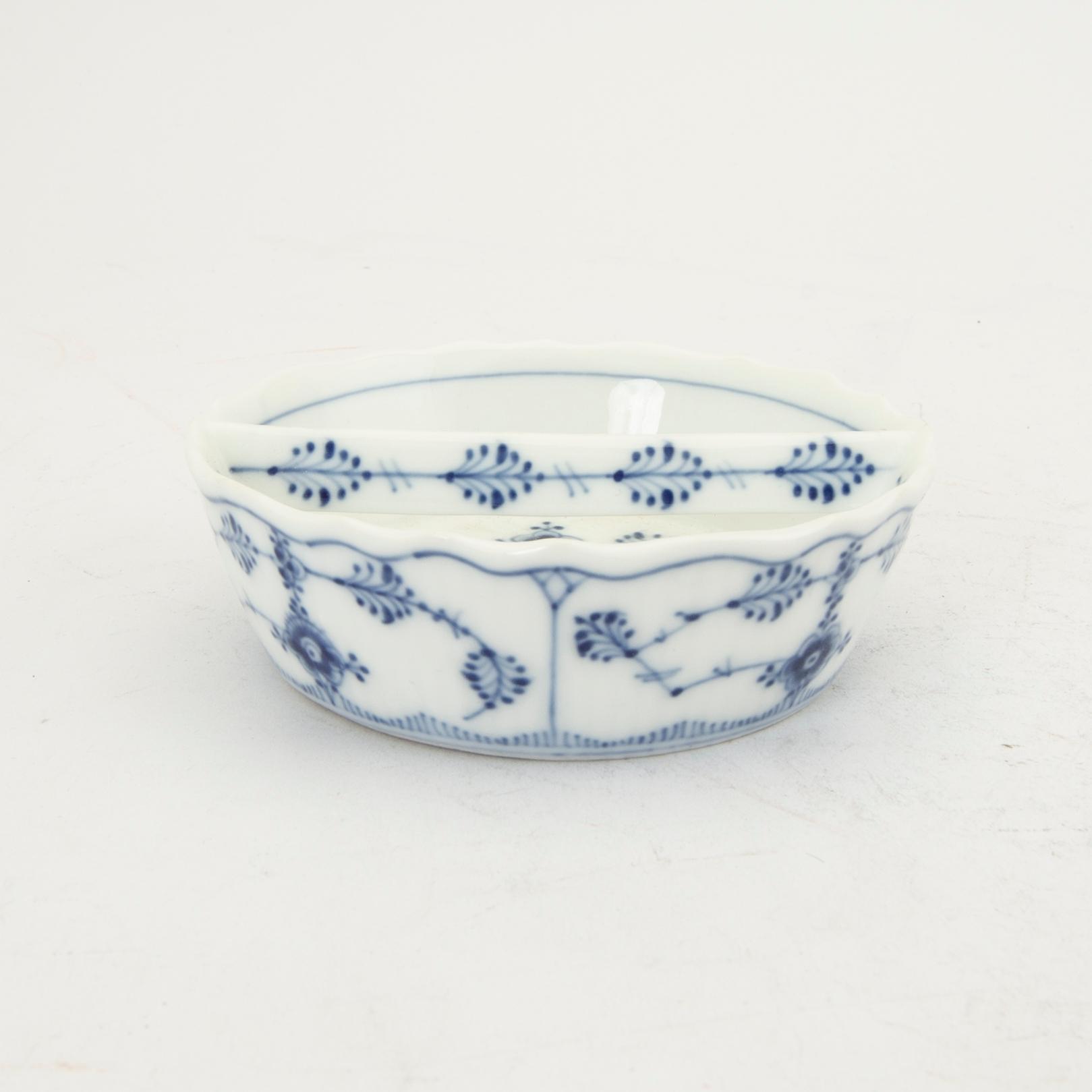 A dinner service 44 pcs "Musselmalet" mostly helblonde Royal Copenhagen Denmark 1960s.