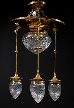 TAKLAMPA, mässing och glas, jugend, 1900-talets början. H 70.