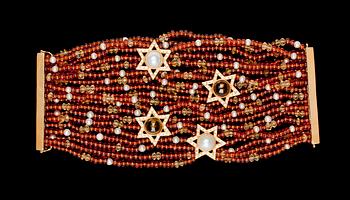 983. ARMBAND, Sazingg, av Irene Zingg, 19 rader granat- och citrinkulor med briljantslipade diamanter infattade i stjärnor.