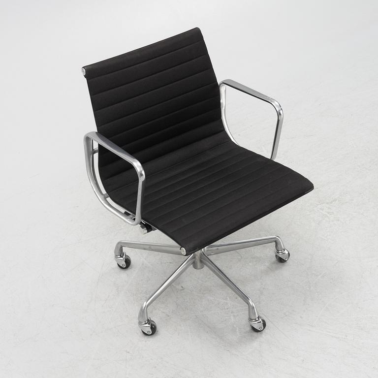 Charles & Ray Eames, swivel chair, 'EA 335', Norman Miller 1997.