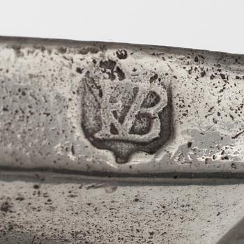 LJUSSTAKAR, ett par, polerat tenn, stämplade FVB, troligen Belgien 1700-talets slut.
