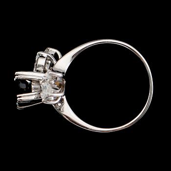 RING, 18 k vitguld, safir ca 2.00 ct, briljantslipade diamanter tot ca 0.44 ct.