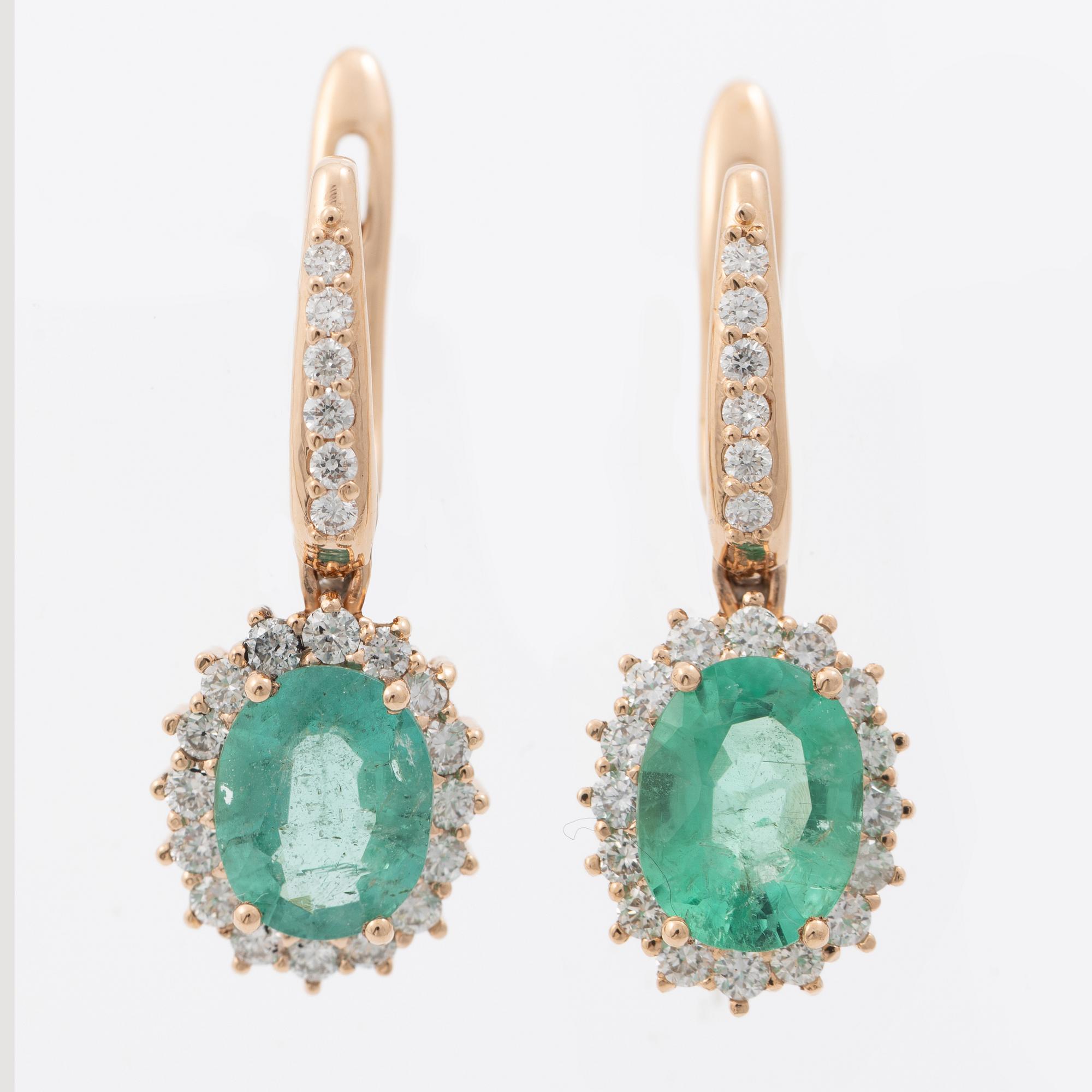 Earrings in 18K rose gold with emeralds and brilliant-cut diamonds.