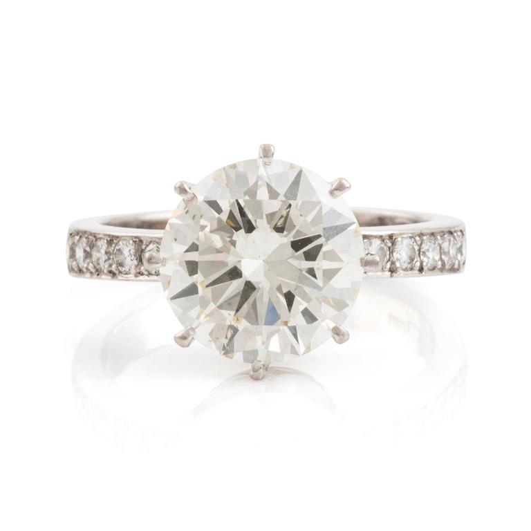 An 18K white gold ring set with a round brilliant-cut diamond.