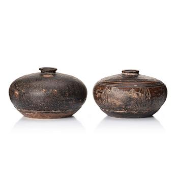 957. Two Sawankhalok jars, Thailand/Kambodja, 15/16th century.