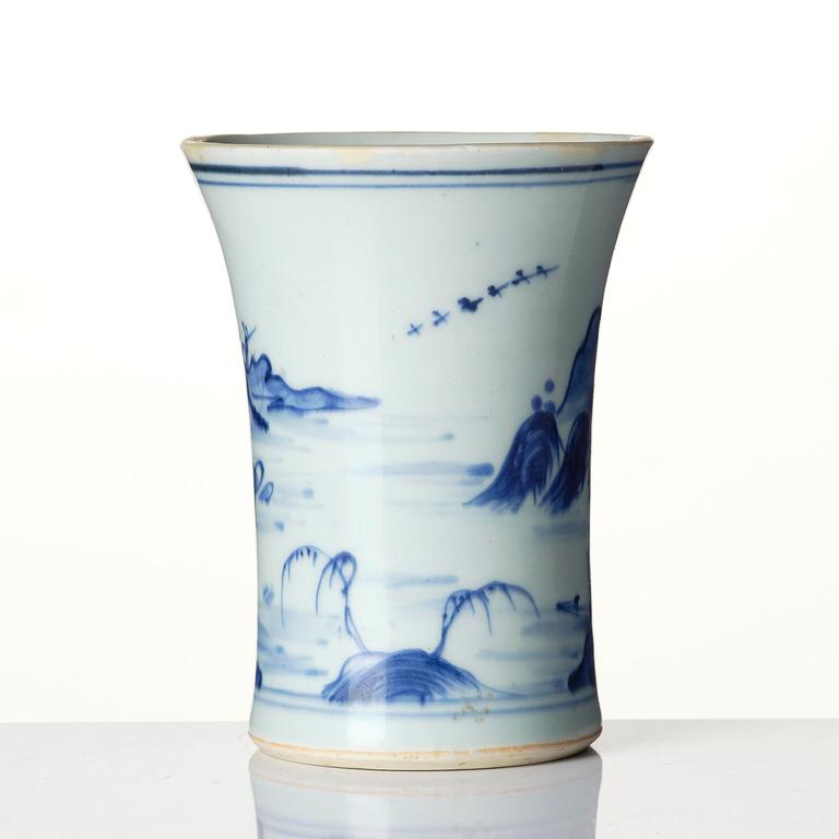A blue and white brushpot and a dish, Tianqi/Chongzhen, mid 17th century.