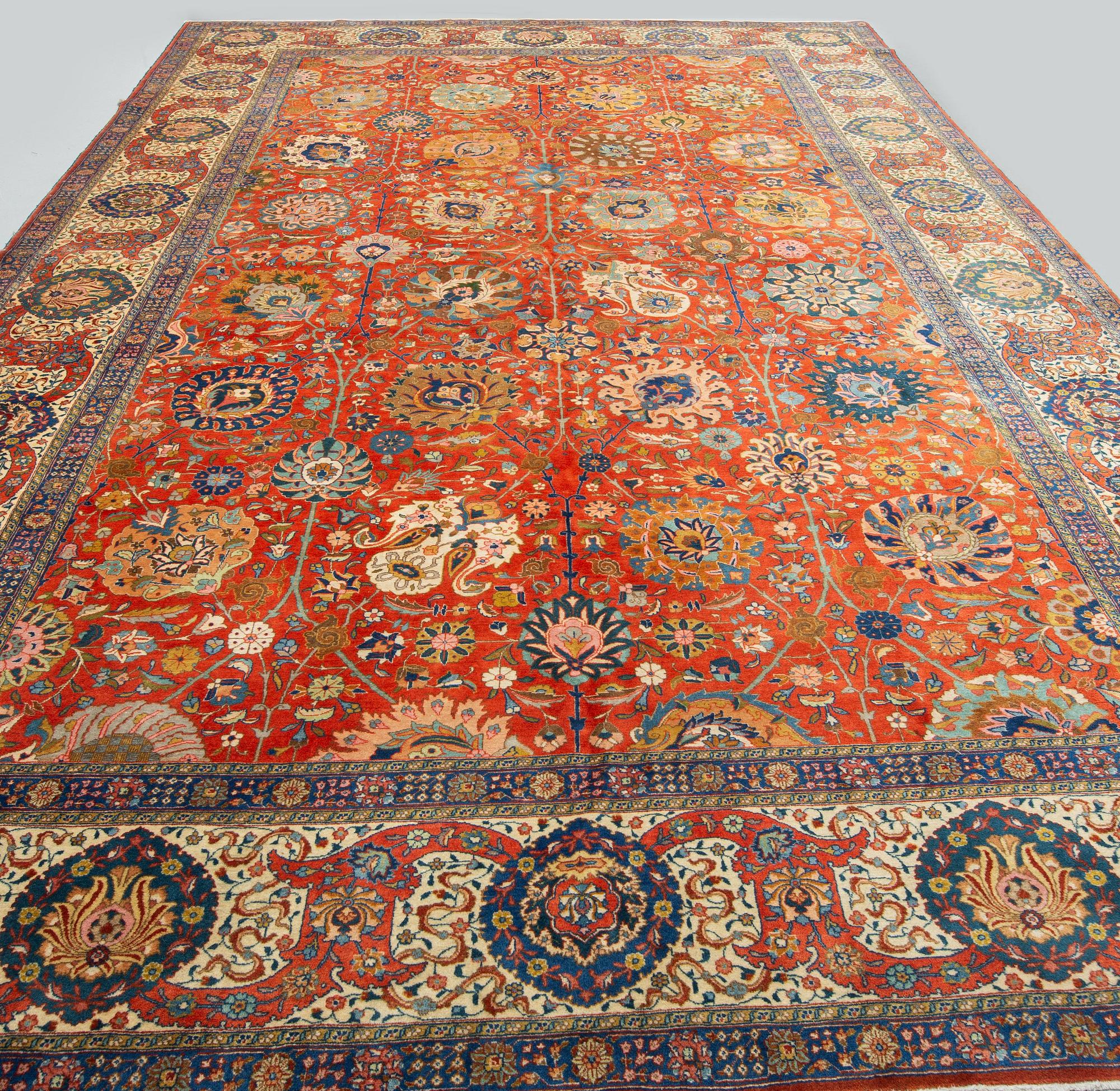 Matta, semiantik Täbris, ca 528-535 x 346,5-352,5 cm, signerad Farhan.