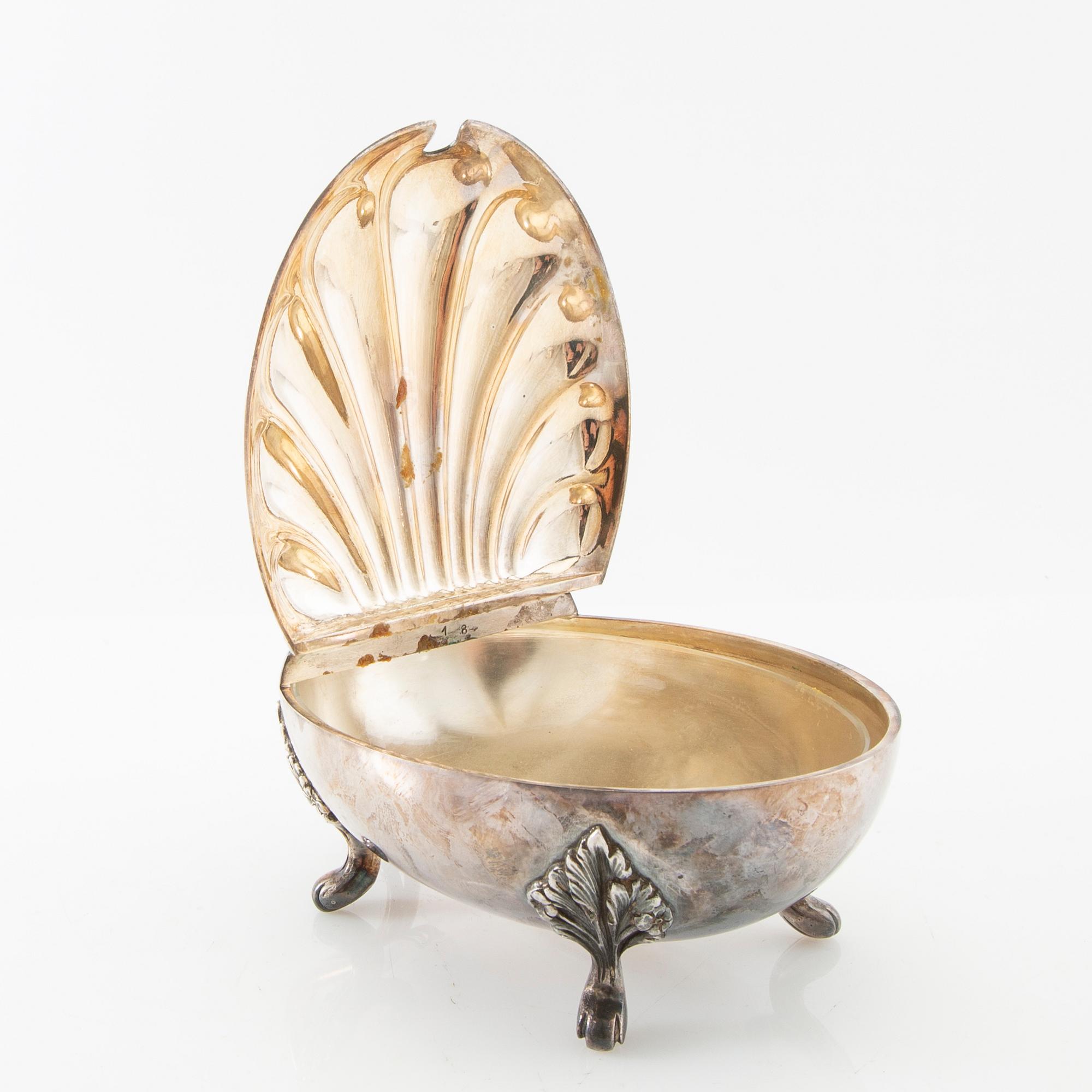 Brödskålar, skålar, underlägg samt serveringsskål 17 dlr nysilver 1900-talets första hälft.