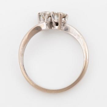 Brilliant cut diamond cross over ring.