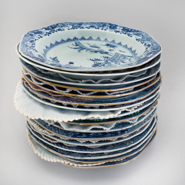 A mixed lot of 16 Chinese Export Porcelain blue and white soup plates, Qing dynasty, Qianlong (1736-95).