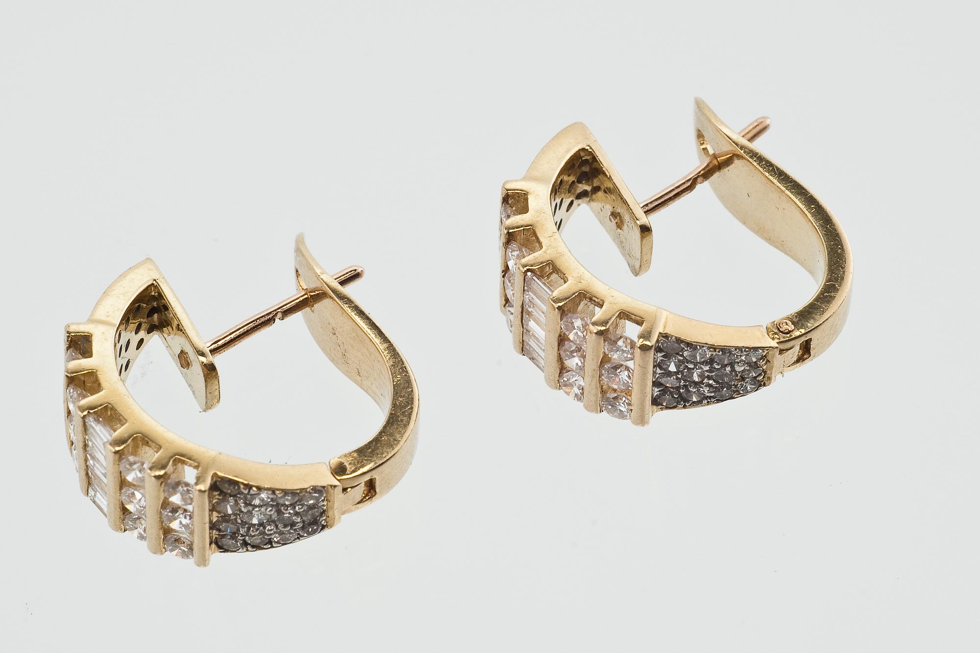 A PAIR OF DIAMOND EARRINGS.