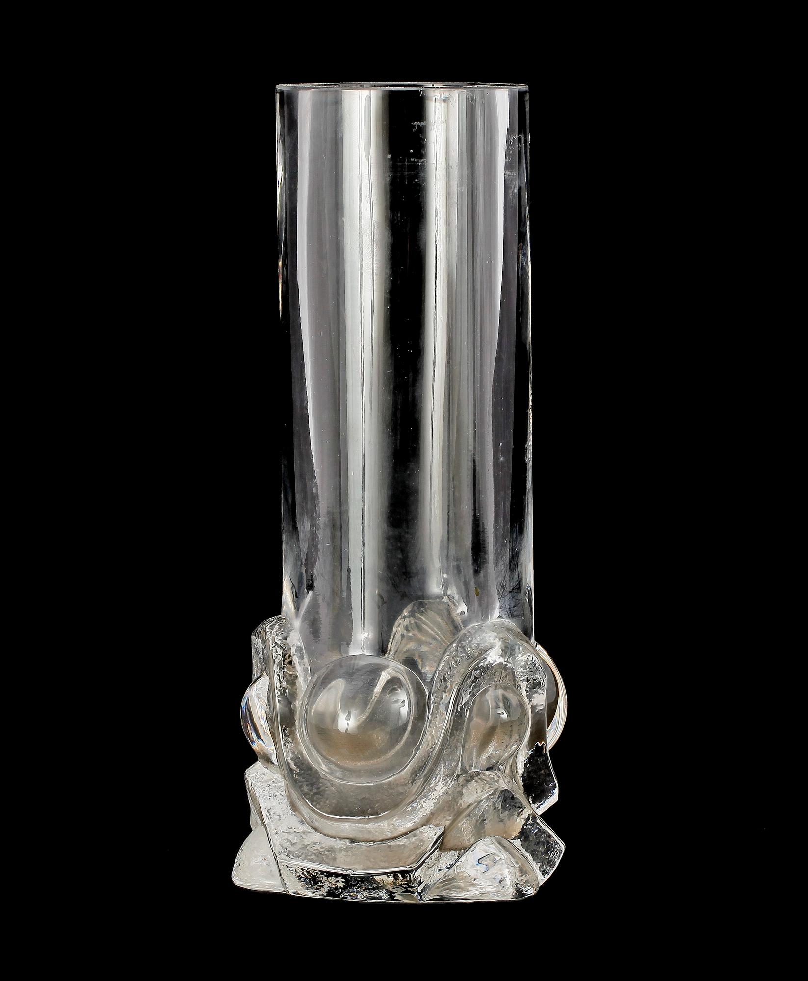 VAS, glas, märkt Skruf, sign Lars Hellsten. 4395 dat 1974.