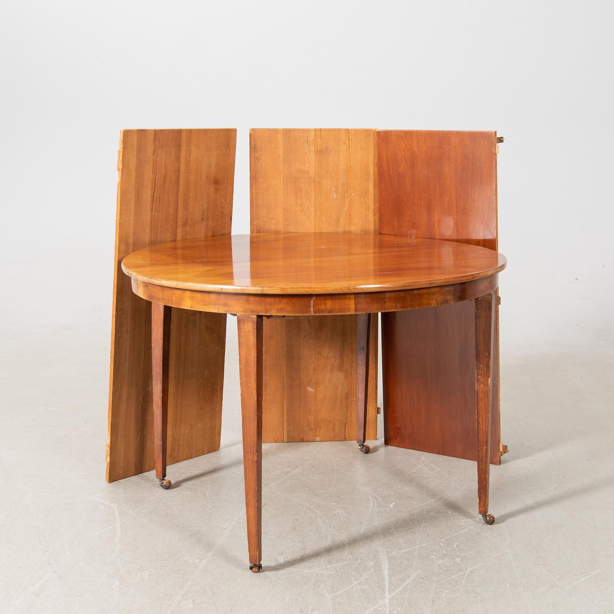 Dining table, likely England, second half of the 19th century.