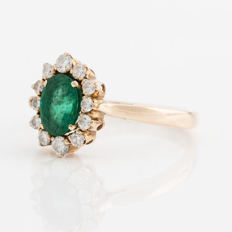 A ring in 18K gold with an emerald and round brilliant-cut diamonds.