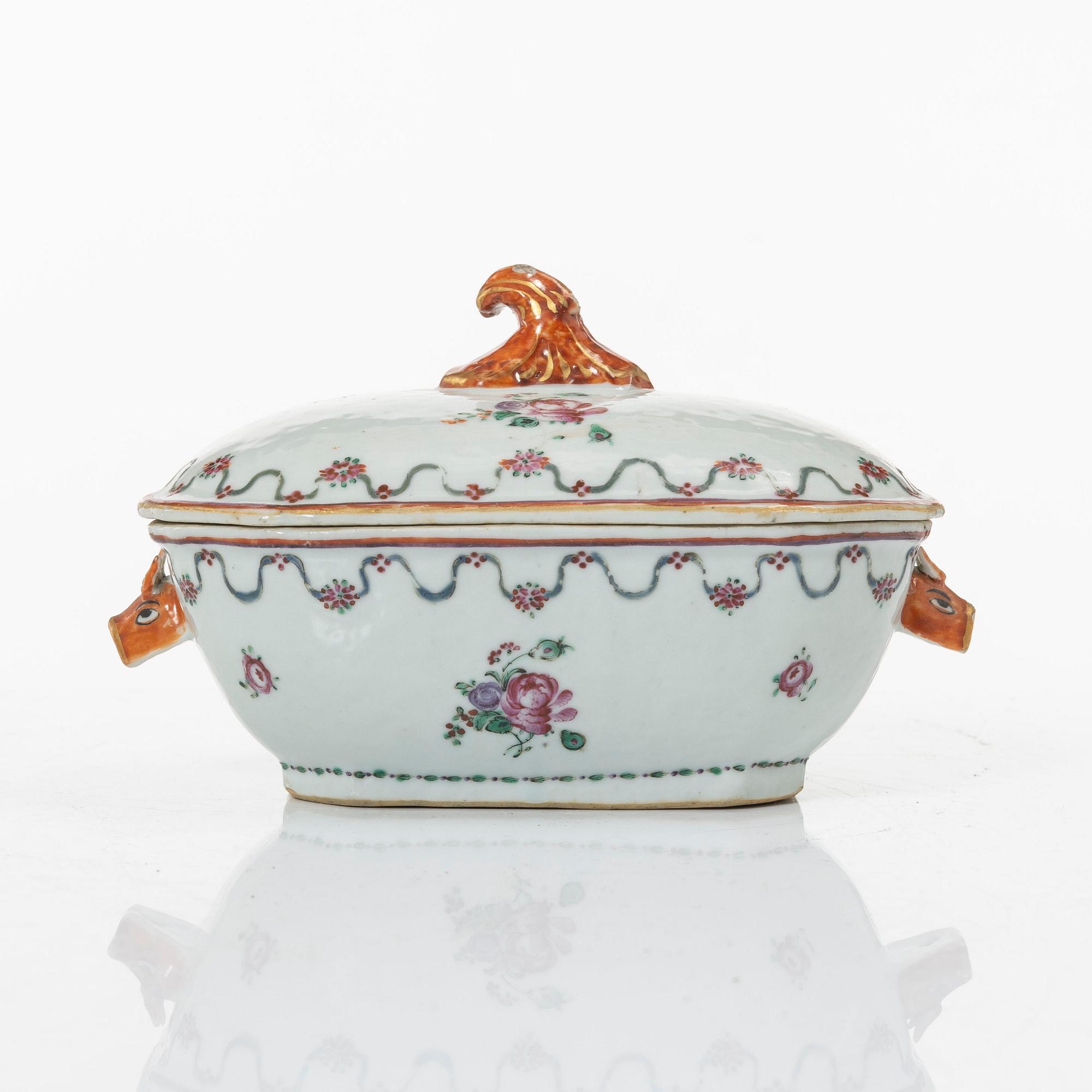 Smörterrin, terrinfat och bålskål, kompaniporslin, Kina, Qingdynastin, 1700-tal.