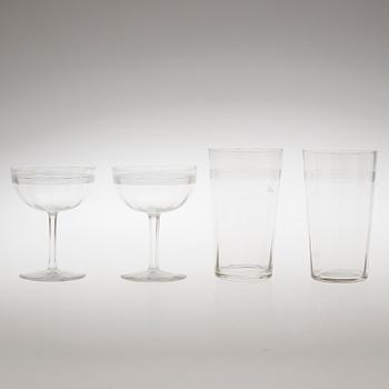 DELAR TILL GLASSERVIS, 15 delar, "Optio med bård", Kosta. Finns i priskurant för år 1896.
