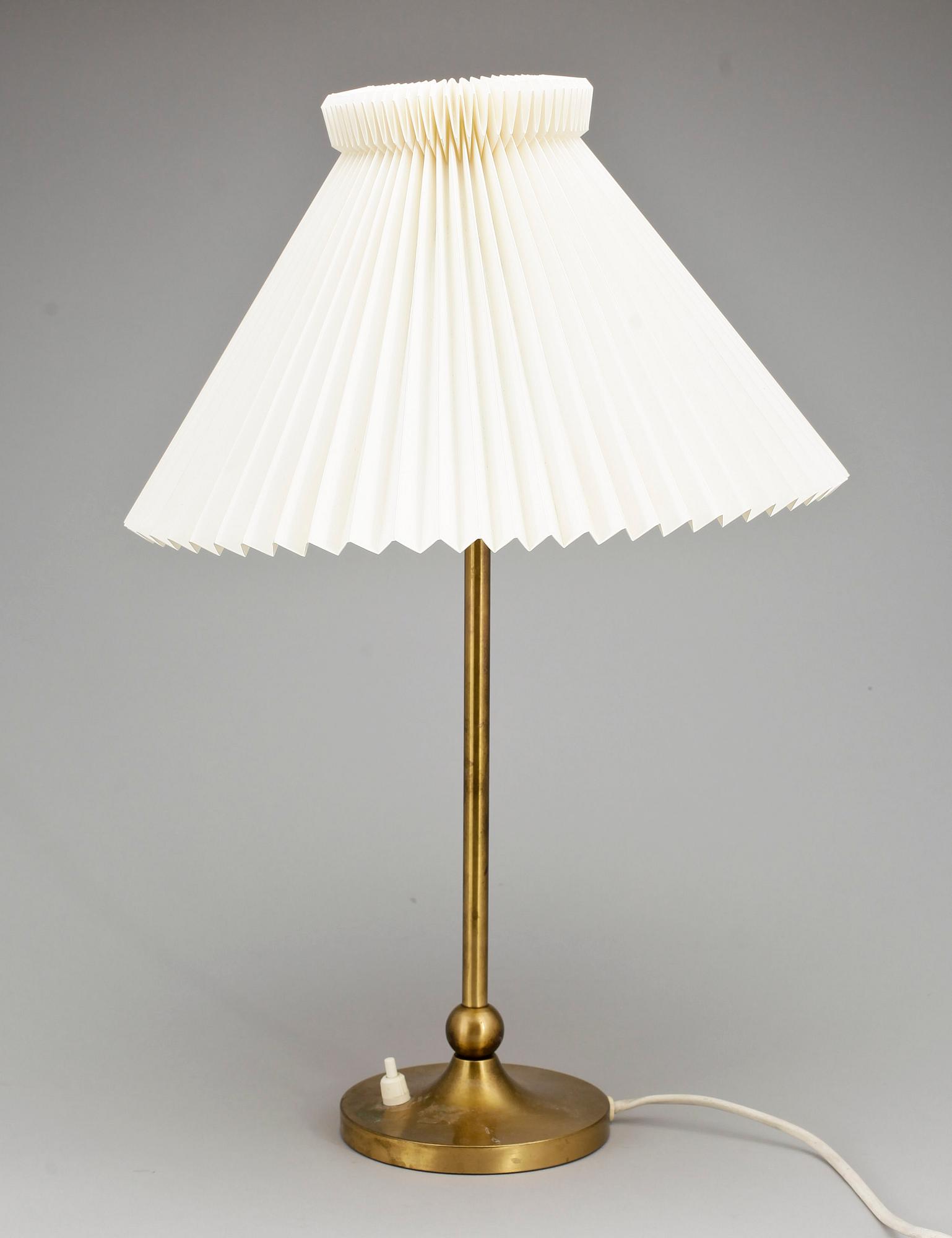 BORDSLAMPA, mässing, modell 2569, Josef Frank, Firma Svenskt Tenn, 1900-tal.
