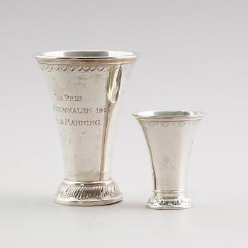 BÄGARE, 2 st, silver, svenska stämplar, 1924/26. Vikt ca 183 gram.