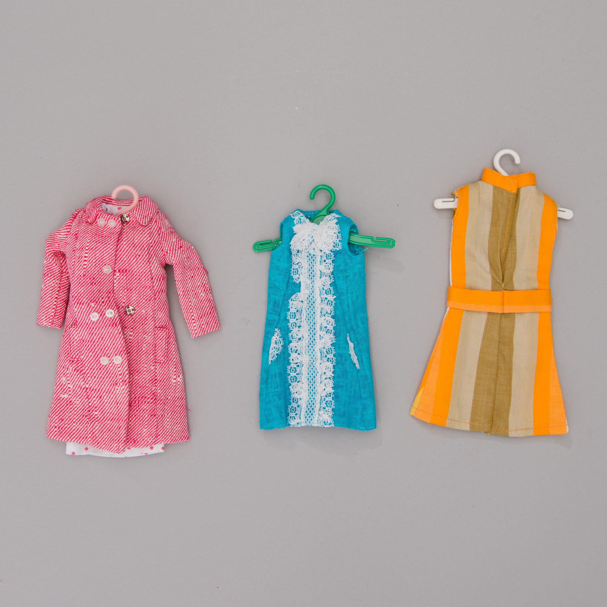 Two dolls, Barbie and Francie, with clothes and in original case, Mattel 1960s.