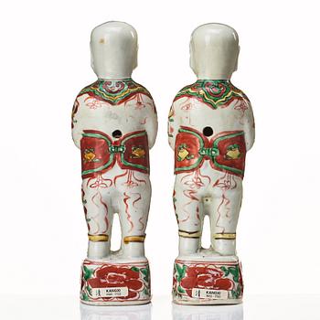 Figuriner, ett par, porslin. Qingdynastin, Kangxi (1662-1722).
