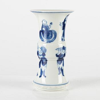 A serving dish, a vase and two lidded bowls, Kina, 18th-19th century.