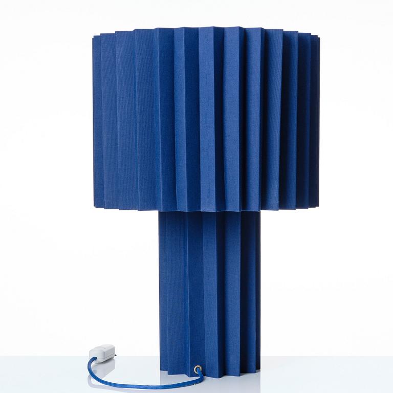 FOLKFORM, "L árt Plisse no 7", bordslampa, Studio Folkform 2022.
