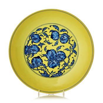 A large yellow ground underglaze blue peach dish, Qing dynasty, Qianlong six character mark (1736-1795).