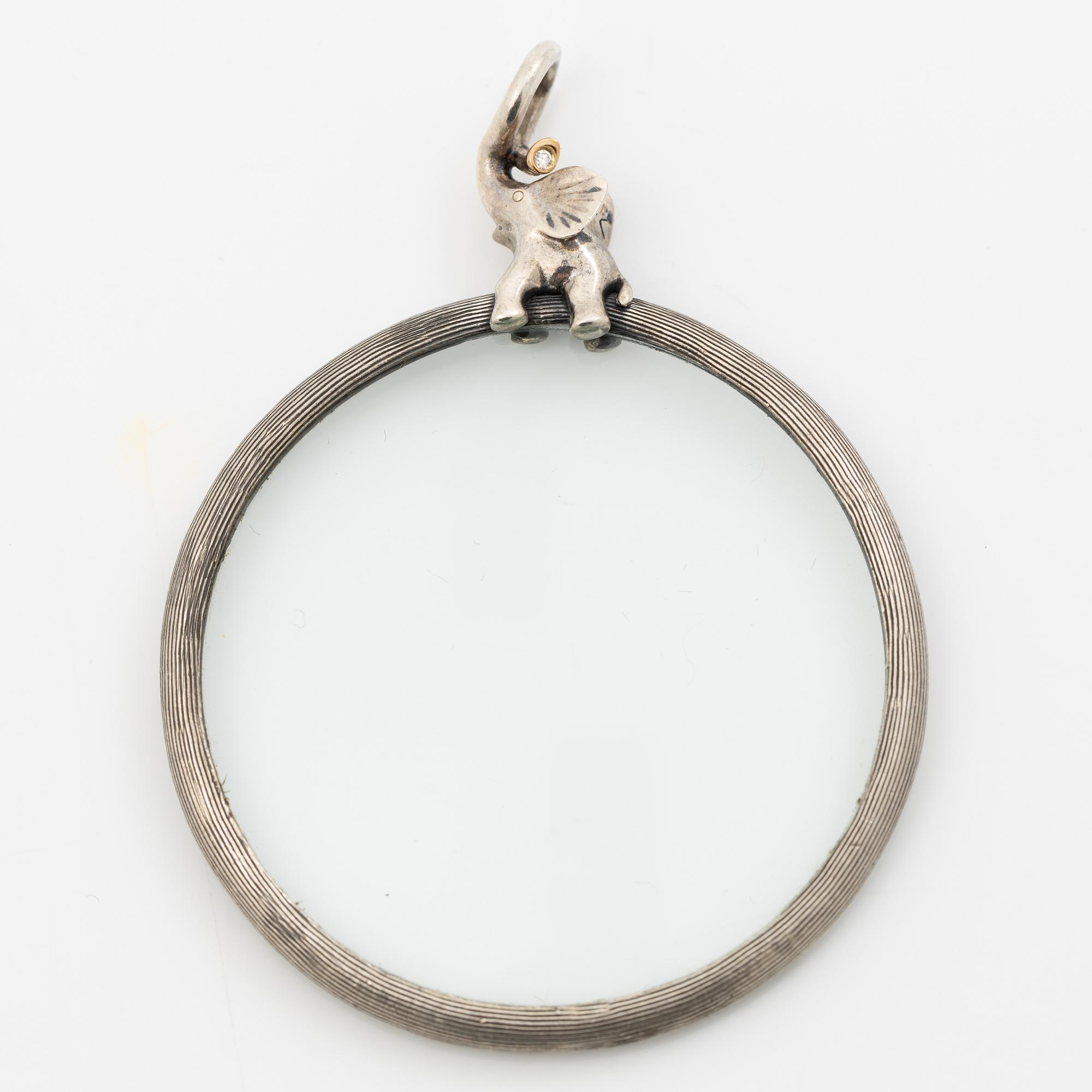 Ole Lynggaard, Magnifying glass, silver with a brilliant-cut diamond, decorated with an elephant motif.