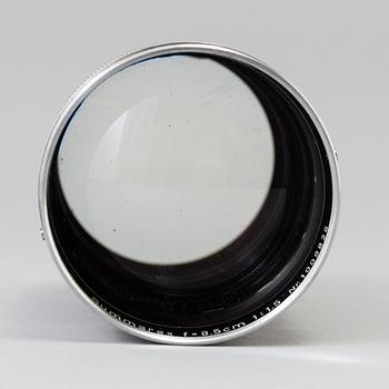 A chrome Leica Summarex f=8,5 cm 1:1,5 lens no 1008826 designed by av Max Berek, Ernst Leitz, Wetzlar . 1943-1960.
