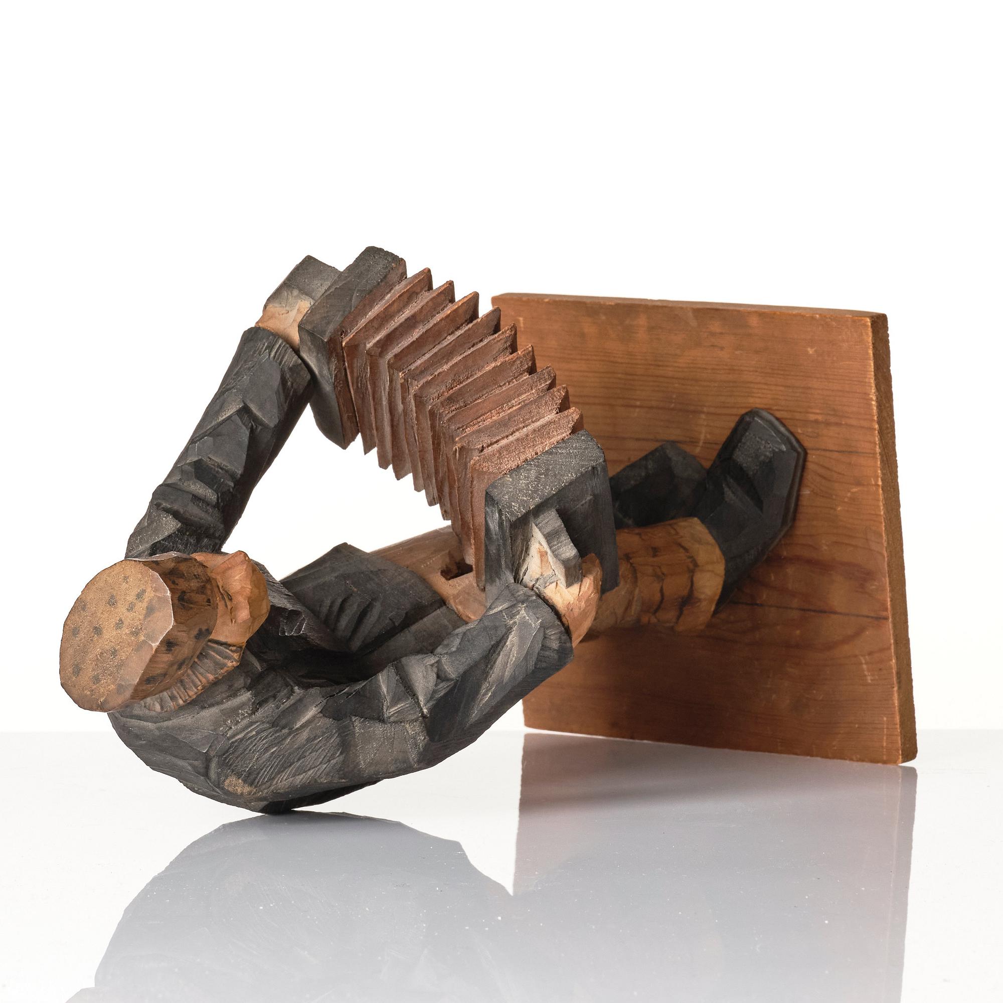 Axel Petersson Döderhultarn, Standing accordionist.