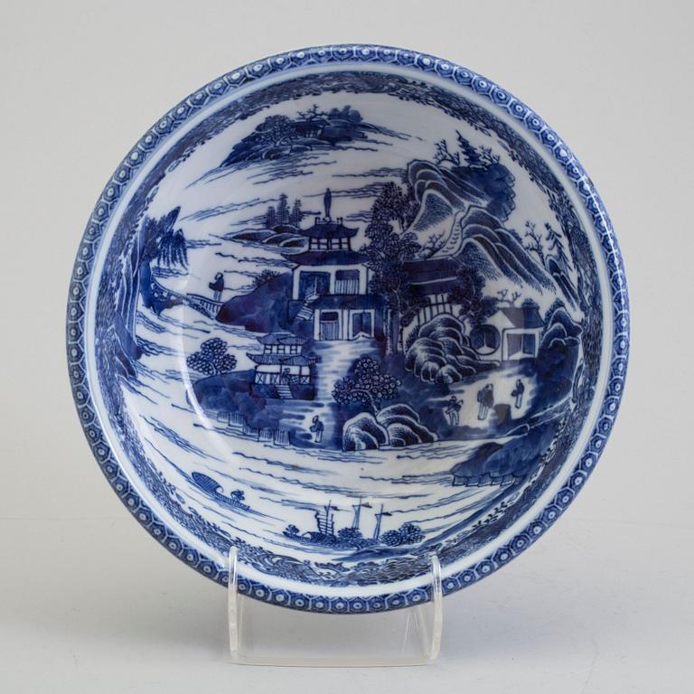 A blue and white export porcelain bowl, Qing dynasty, Qianlong (1736-95).