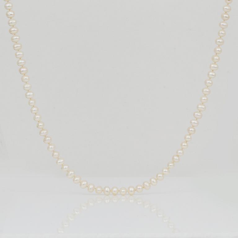 HALSBAND, med odlade sötvattenspäror och hjärtformad förgyllt silver lås.
