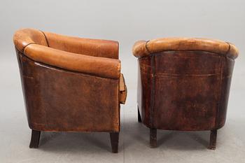 CLUBFÅTÖLJER, ett par, 1900-talets andra hälft.