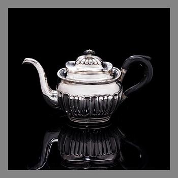 TEAPOT, silver, St.Petersburg, c. 1820-30. Weight 658,7 g.