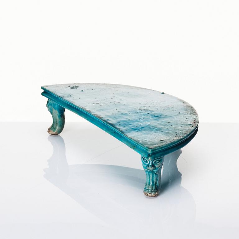A turquoise glazed table/stand, Qing dynasty, Kangxi (1662-1722).