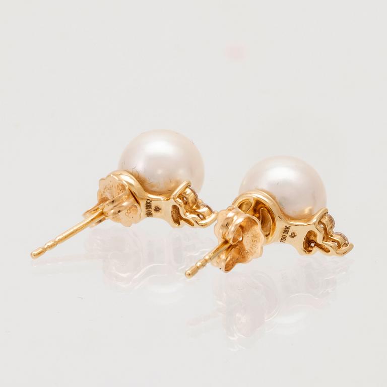 Earrings, a pair in 18K gold with cultured pearls and brilliant-cut diamonds.