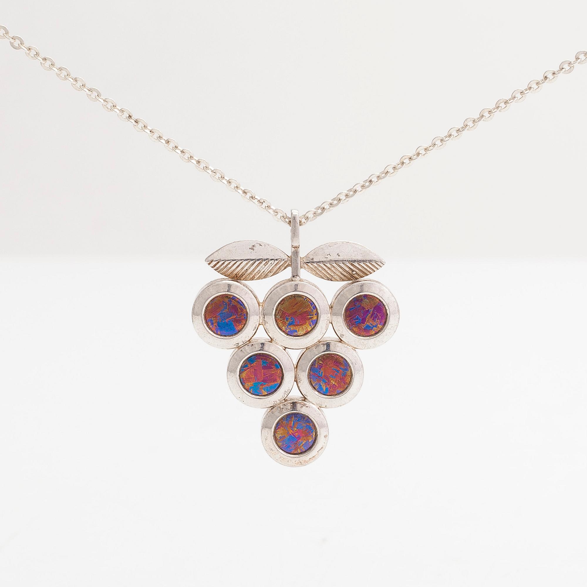 Nanny Still,  A sterling silver and titanium necklace. Kultakeskus, Hämeenlinna 1976.