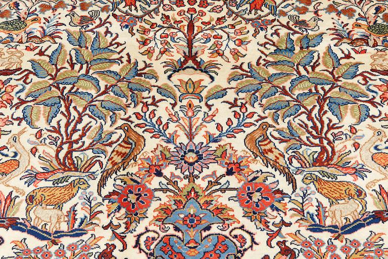 A carpet, Sarouk, approx. 388 x 303 cm.