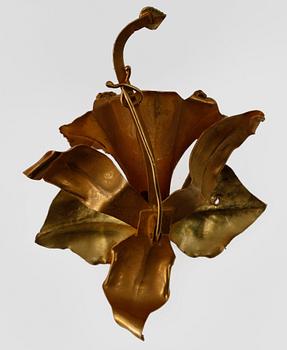 BROSCH, 18k guld i form av orkidé. Vikt 24 g.